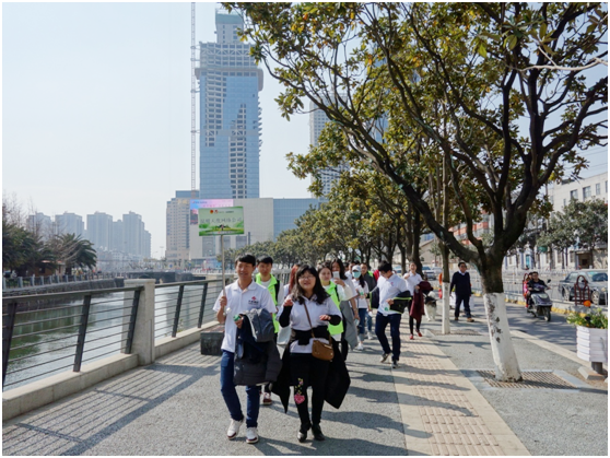 一路上，志愿者把“学雷锋践行动 树新风做好事 做志愿者”的精神传扬到大街小巷，把雷锋为人民服务的志愿精神带到城市的每个角落。